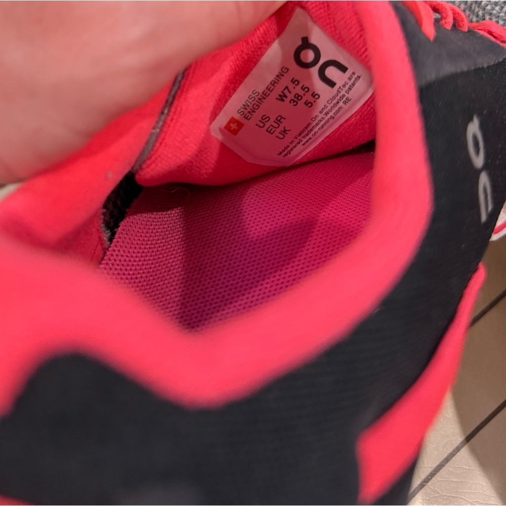 On Running Sneakers - Picture 13 of 16
